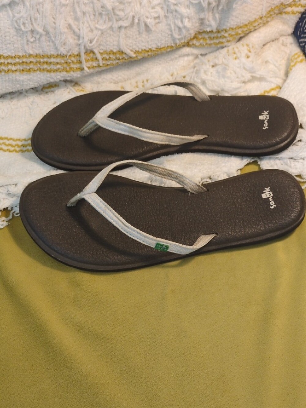 Sanuk Women’s White Strap Brown Footbed Flip Flops - Picture 2 of 6
